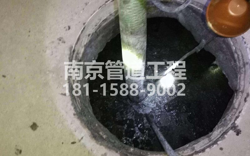 216盛和家园清理化粪池
